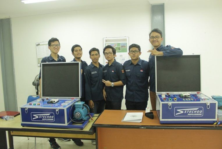 Tim STECHOQ dengan alat praktikum dalam flight case