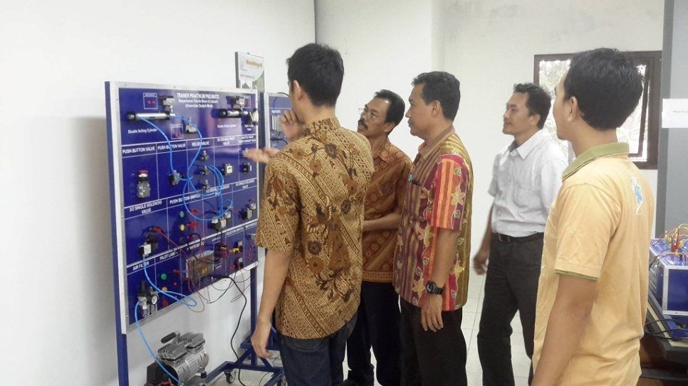Dosen di depan panel trainer